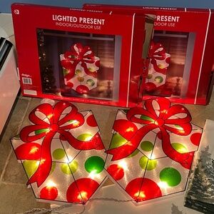 Window lighted Christmas present(2 )